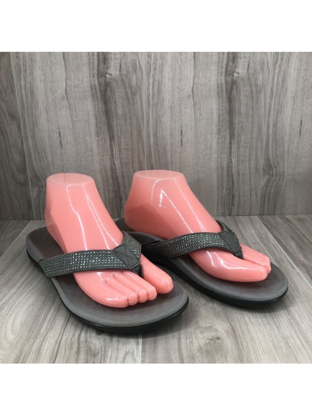 Vionic Flip Flops Womens 7 Gray Studded Leather Slip On Thong Sandals